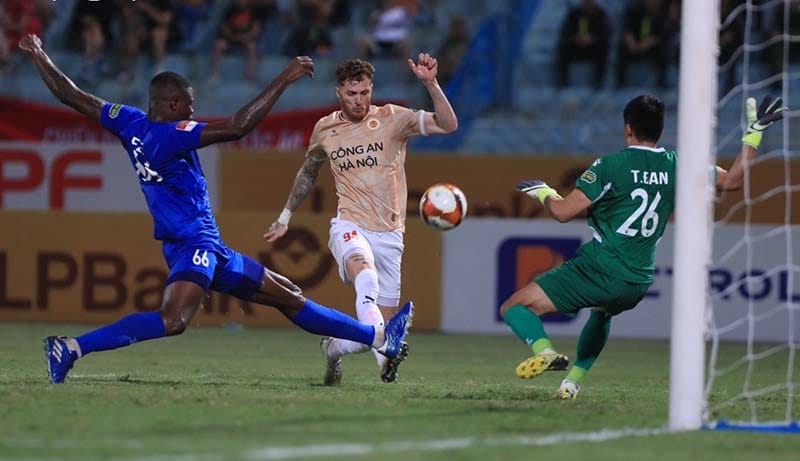 Cầu thủ đôi bên đều dứt điểm thiếu sắc sảo để có bàn thắng (Ảnh: VOV)