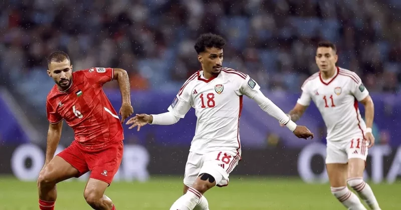 UAE có bàn dẫn nhưng lại bị thẻ đỏ