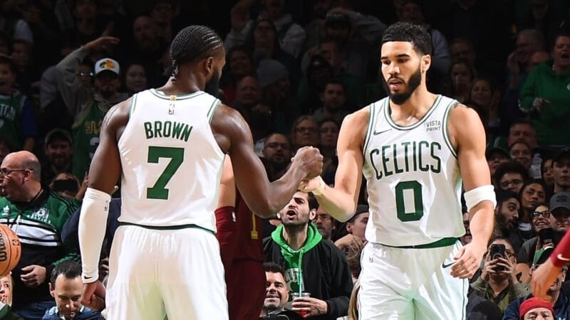 Hạ đẹp Mavericks, song tấu Celtics làm nên lịch sử