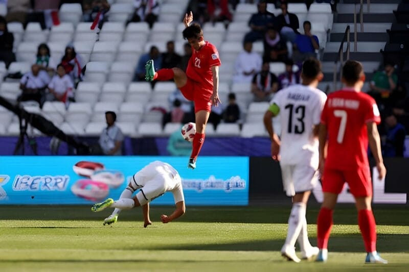 Thẻ đỏ của Văn Khang đến từ thói quen chơi xấu không bị xử lý nghiêm khắc