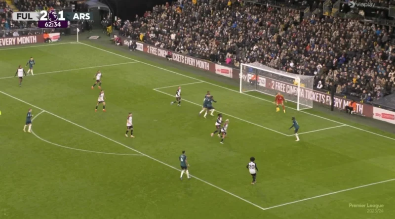 Saka chọn volley bằng lòng bàn chân và bỏ lỡ cơ hội gỡ hòa cho Arsenal