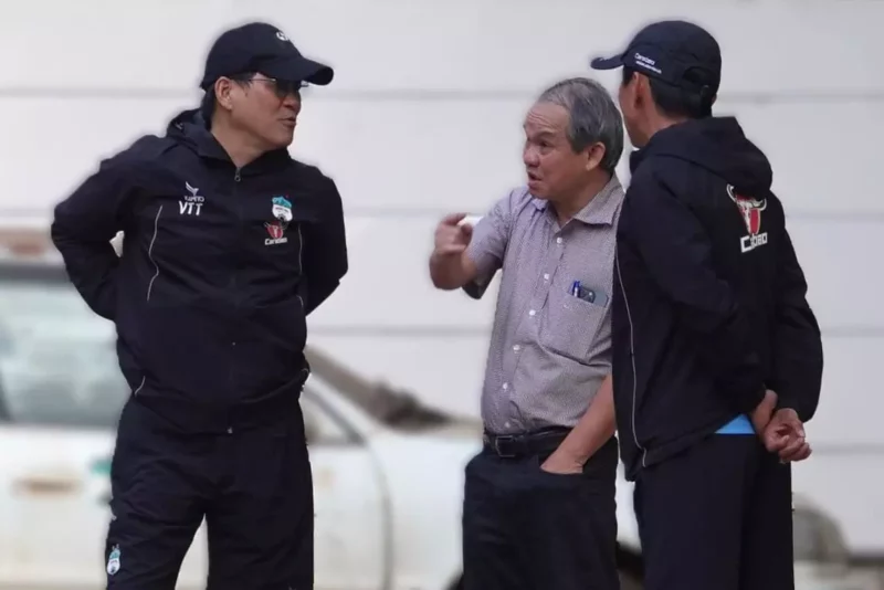 Bầu Đức có mặt động viên HAGL vượt qua khó khăn (Ảnh: HAGL)