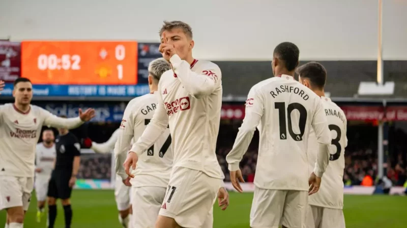 Hojlund bay cao đập tan chỉ trích