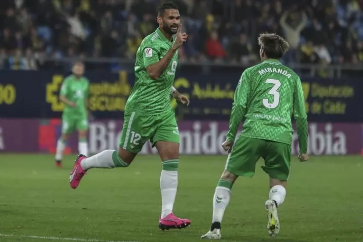 Betis tiếp tục tiến bước