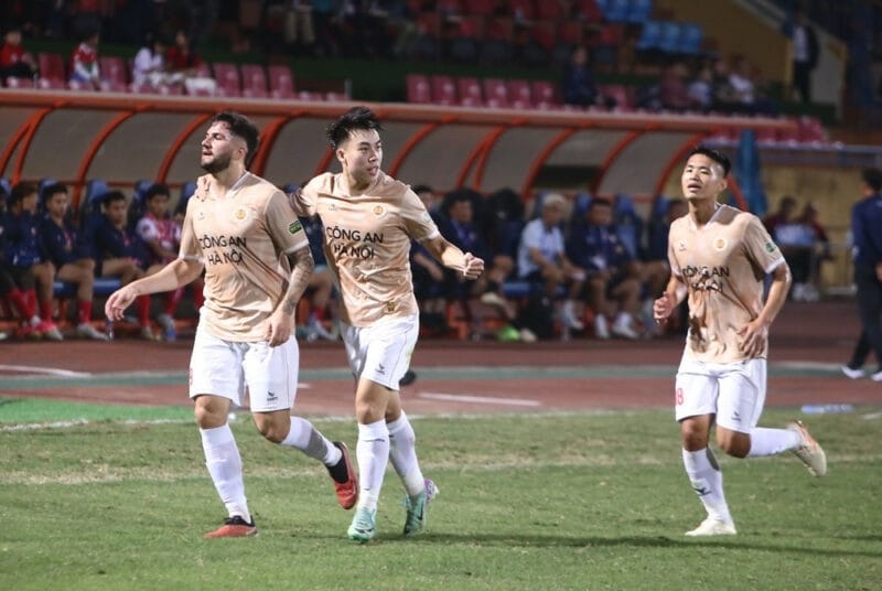 Jeferson Elias mở tỉ số cho CAHN.