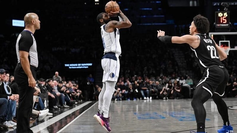 Irving giúp Mavs hạ đội bóng cũ