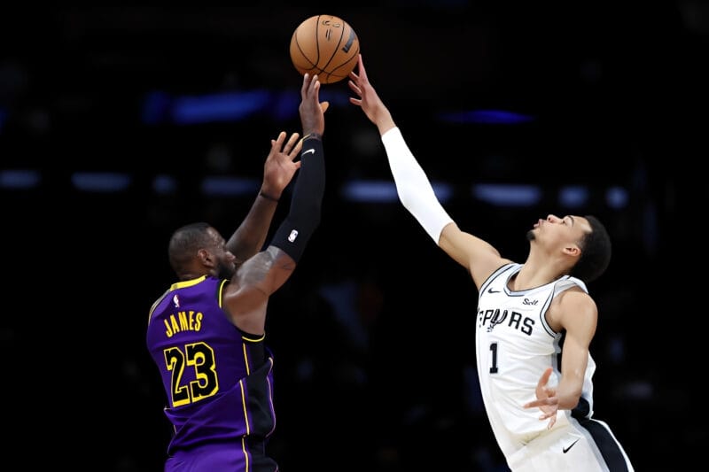 Lập kỷ lục NBA, Wembanyama được LeBron James ca ngợi hết lời