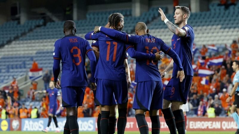 Hà Lan hướng đến màn chạy đà thuận lợi