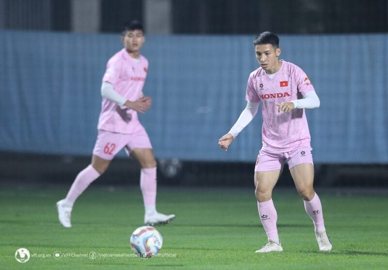 Tiền vệ Đỗ Hùng Dũng trong buổi tập của ĐT Việt Nam (Ảnh: VFF)
