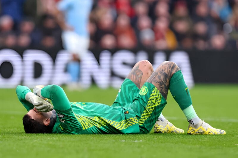 Man City đón tin dữ từ Ederson