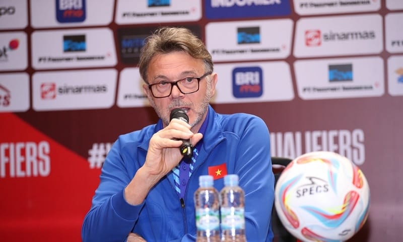 Thầy trò HLV Troussier chuẩn bị đối đầu Indonesia. (Ảnh: VFF)