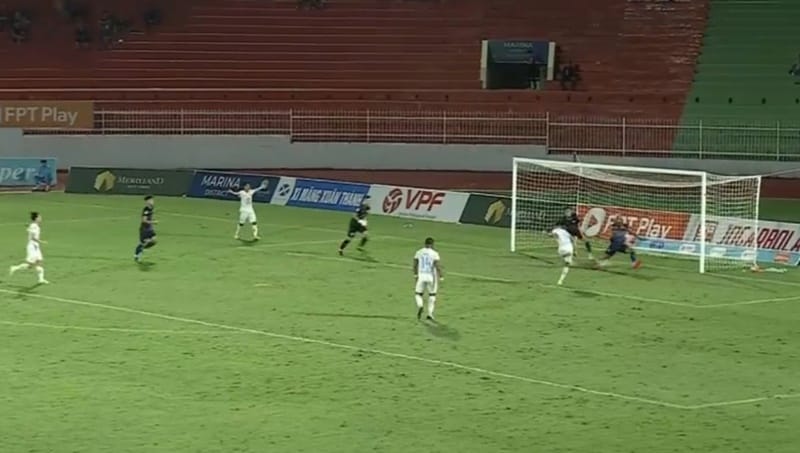 Hendrio bình tĩnh ghi bàn trước khung thành rộng mở.