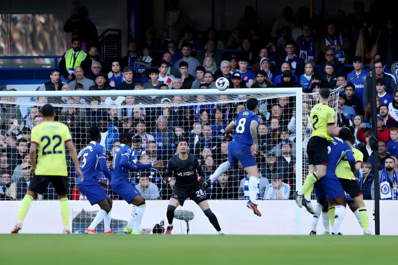 Sự thiếu tập trung nơi hàng phòng ngự đã khiến Chelsea phải trả giá (Ảnh: Getty).