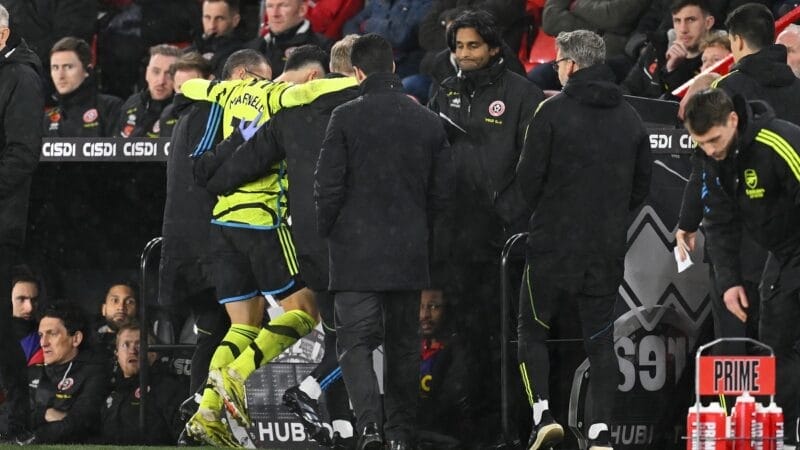 Gabriel Martinelli rời sân với sự hỗ trợ của bác sĩ