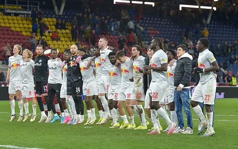 Salzburg giành suất của Arsenal.