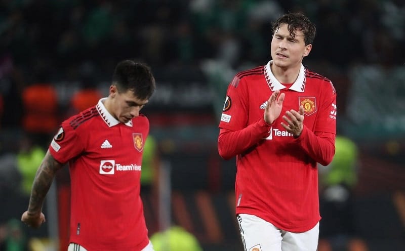 Lisandro Martinez cùng Victor Lindelof phải nghỉ ít nhất một tháng.