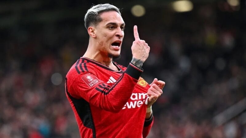 Khiêu khích đối thủ, Antony hứng 'mưa gạch đá' trên mạng xã hội