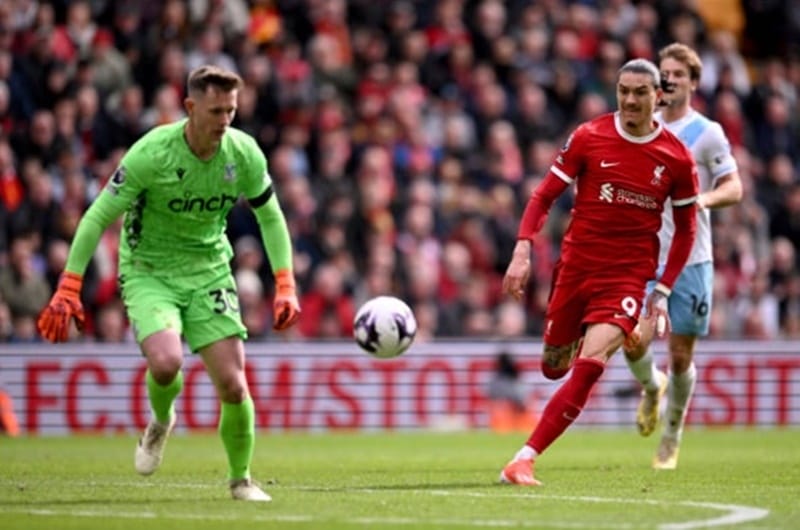 Henderson tỏa sáng trước Liverpool.