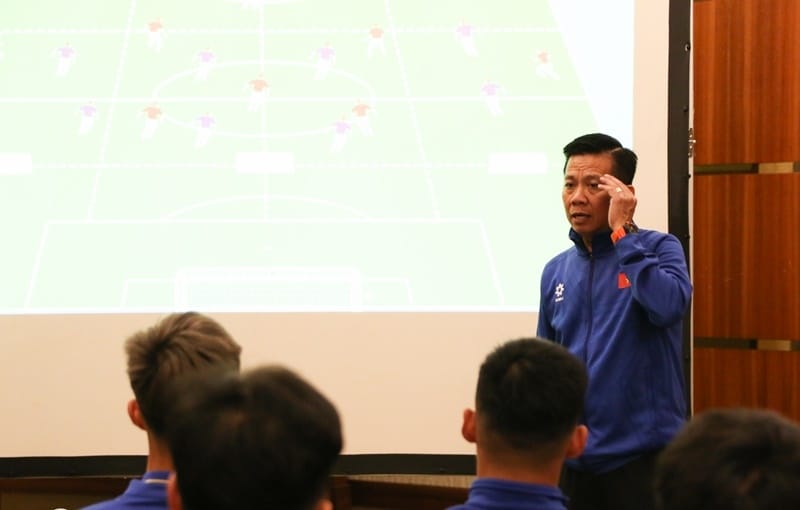 Ông Tuấn và các học trò chuẩn bị cho trận giao hữu ngày mai. Ảnh: VFF.