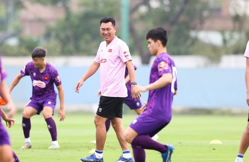 HLV Hứa Hiền Vinh từng là trợ lý của ông Hoàng Anh Tuấn (Ảnh: VFF).