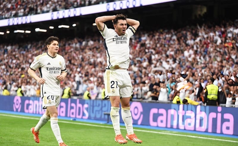 Brahim Diaz tạo ra một siêu phẩm vào lưới Cadiz.