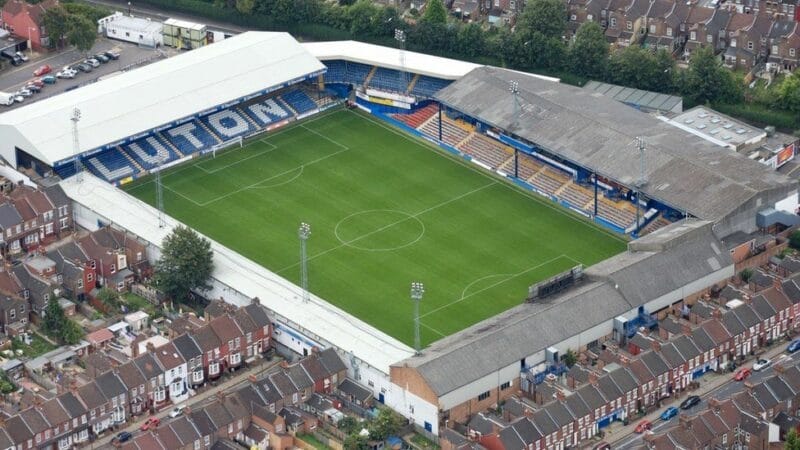 Sân nhà Kenilworth Road của Luton Town 