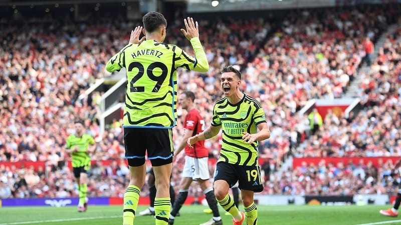 Arsenal đang cạnh tranh danh hiệu cùng Man City