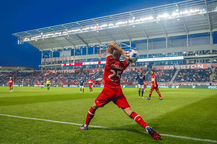 Ngày nay, nhiều đội bóng có riêng HLV chuẩn bị cho các tình huống ném biên.