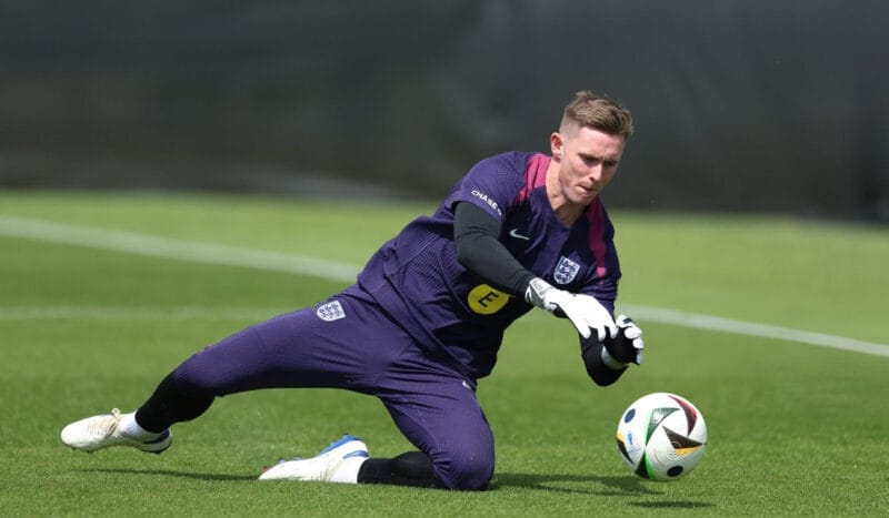 Tuy được gọi lên đội tuyển Anh nhiều, nhưng Henderson chưa có nhiều cơ hội ra sân.