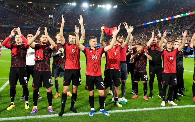 Albania ngẩng cao đầu rời Euro