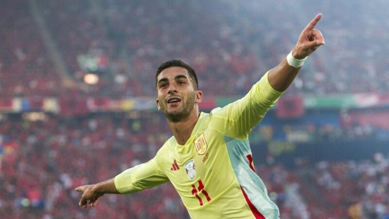 Torres tỏa sáng với bàn thắng duy nhất của trận đấu