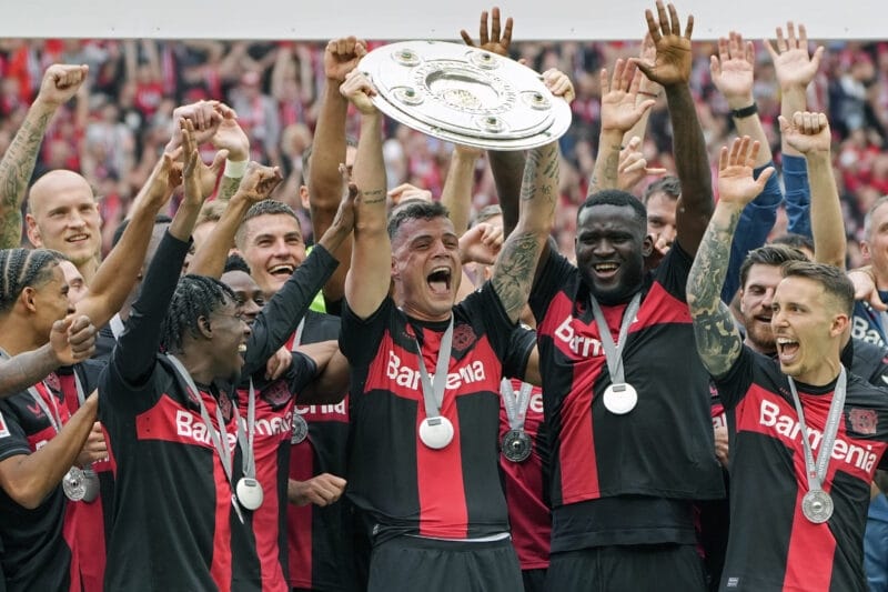 Bayer Leverkusen vô địch Bundesliga với thành tích bất bại.