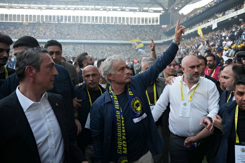 Mourunho gây sốt khi ra mắt đội bóng mới (Ảnh: Getty).