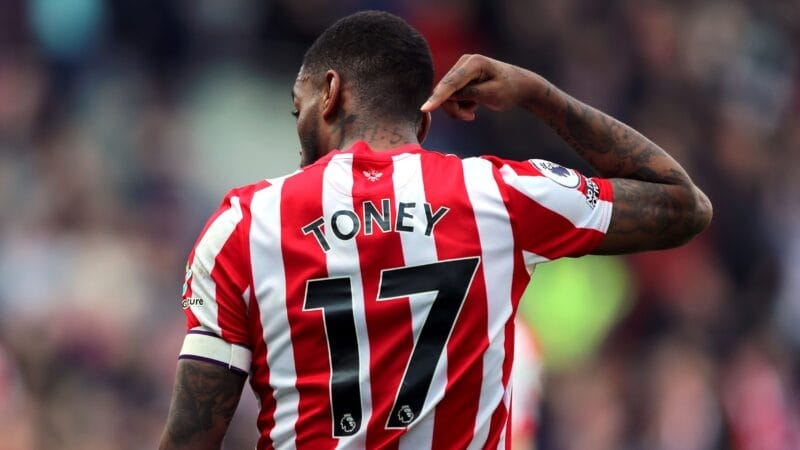 Số 17 trở thành biểu tượng của Toney ở Brentford.