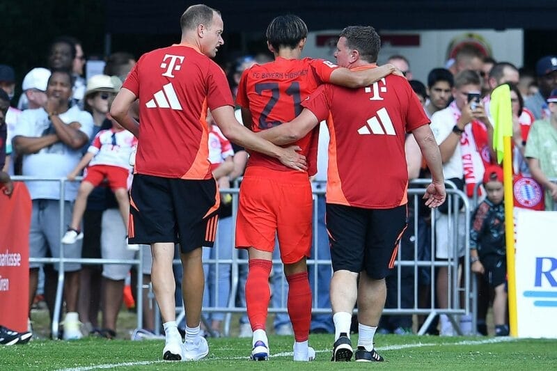 Hiroki Ito rời sân vì chấn thương.