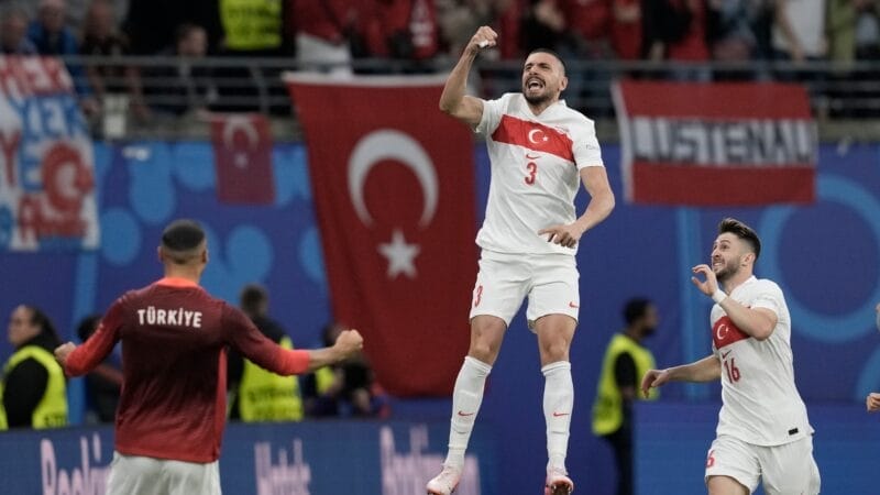 Demiral hóa người hùng với cú đúp giúp Thổ Nhĩ Kỳ đánh bại Áo