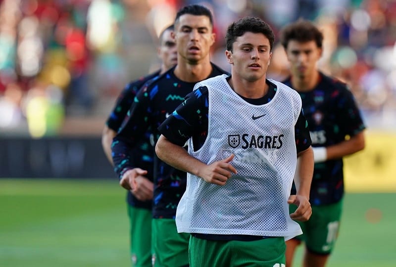 NÓNG! PSG chiêu mộ đàn em Ronaldo với giá cực khủng, Man United hưởng lợi