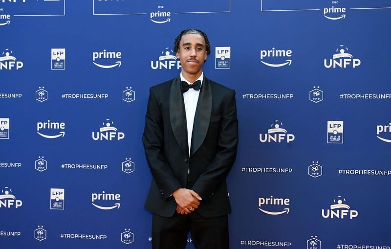 Leny Yoro nhận được sự quan tâm từ cả Man United và Real Madrid.