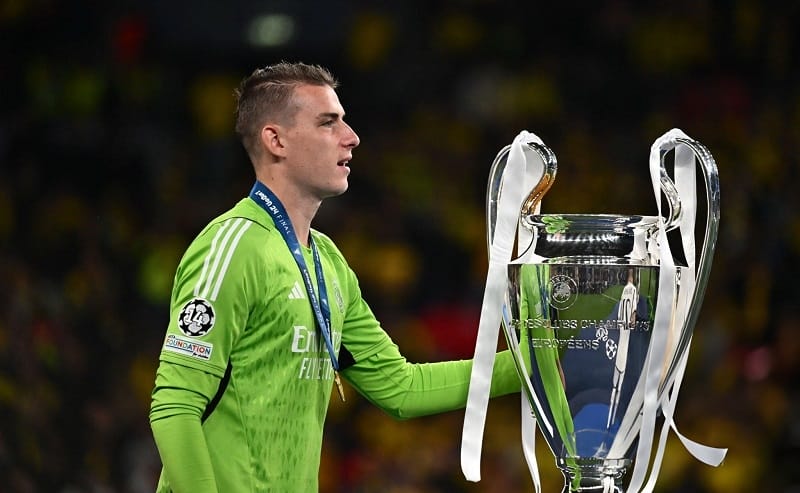 Lunin khó có thể cạnh tranh suất bắt chính với Courtois.