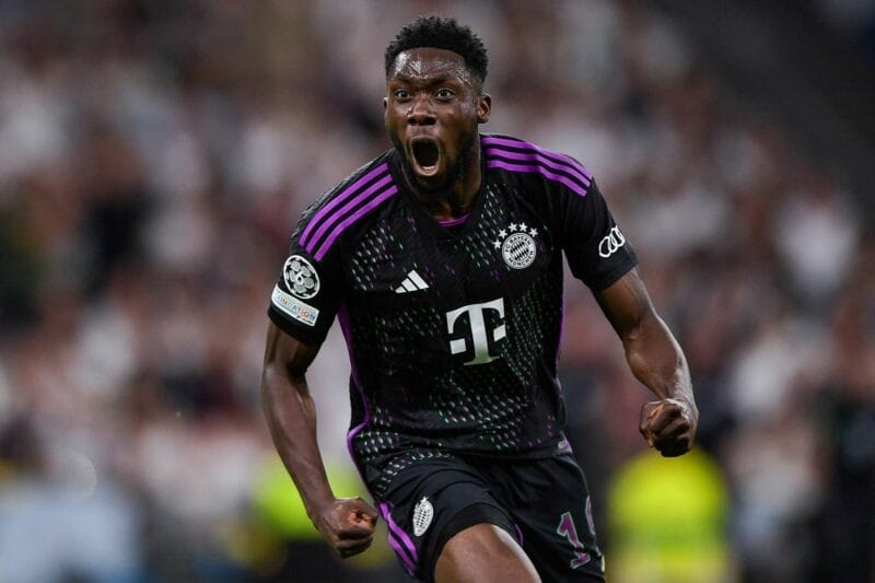 Alphonso Davies lọt vào tầm ngắm của Man United.