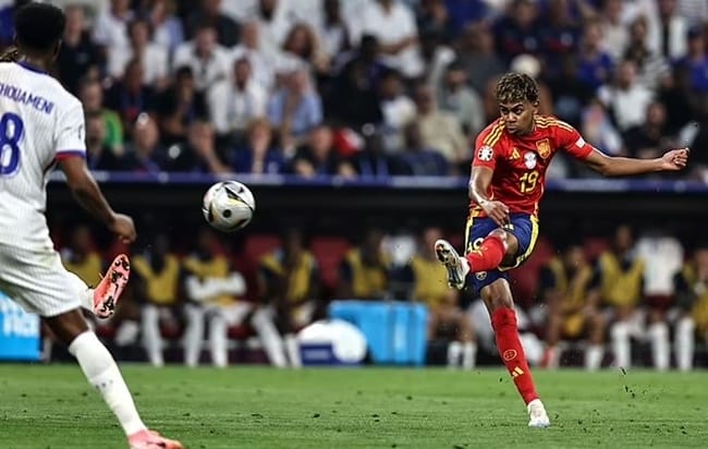 Yamal thực hiện cú đặt lòng hiểm hóc trước Pháp.