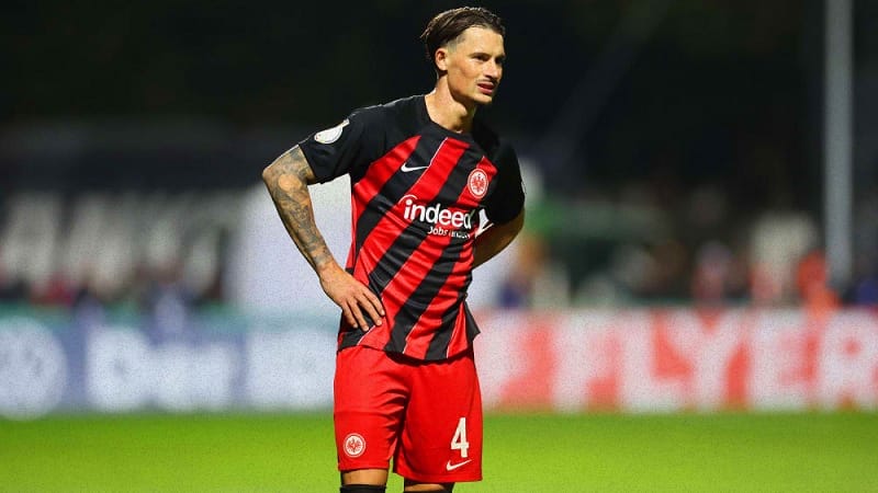 Robin Koch khoác số 4 tại Frankfurt