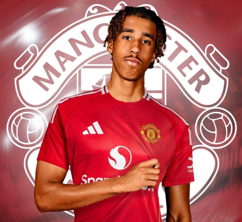 Leny Yoro sắp gia nhập Man United.