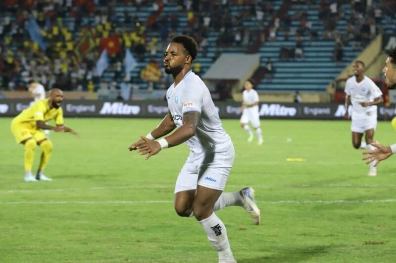 Rafaelson tỏa sáng trong hiệp 2 với cú đúp bàn thắng (Ảnh: Quang Huy).