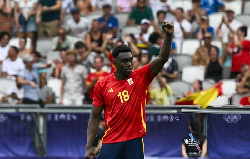 Samu Omorodion trên đường gia nhập Chelsea.