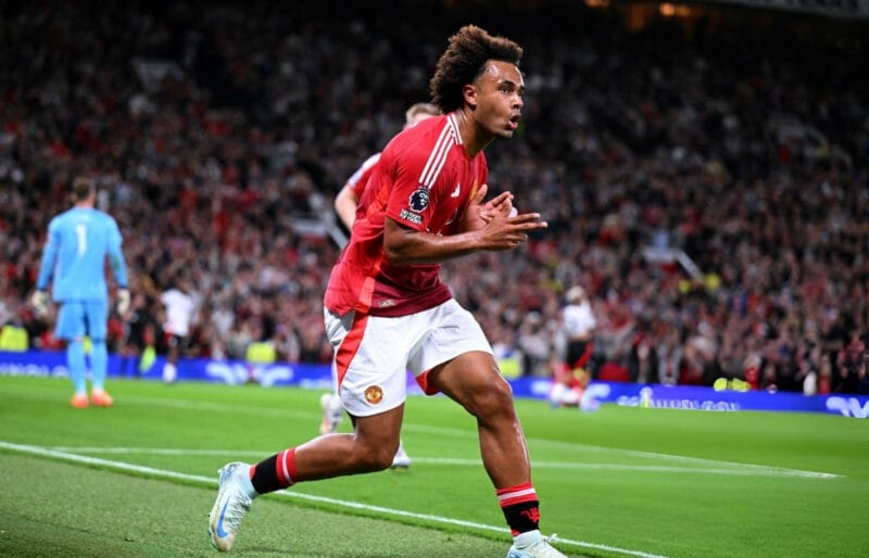 Joshua Zirkzee ăn mừng bàn thắng đầu tiên cho Man United.