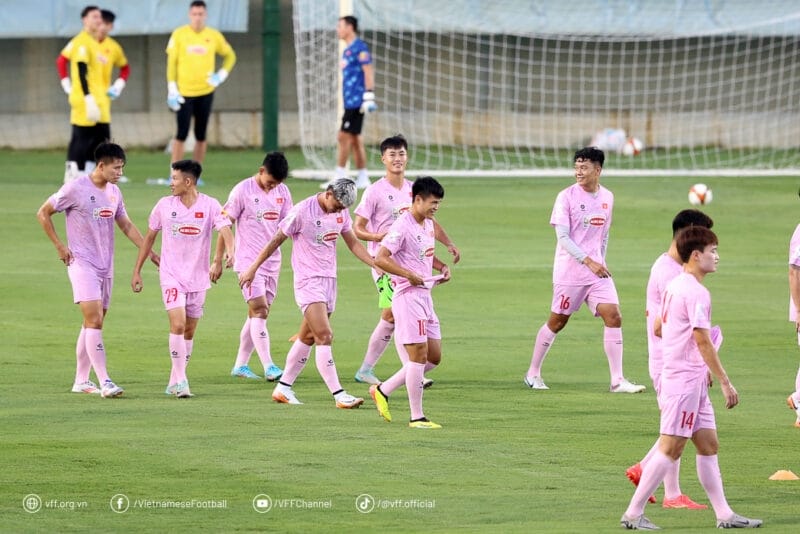 ĐT Việt Nam bước vào tập luyện.
