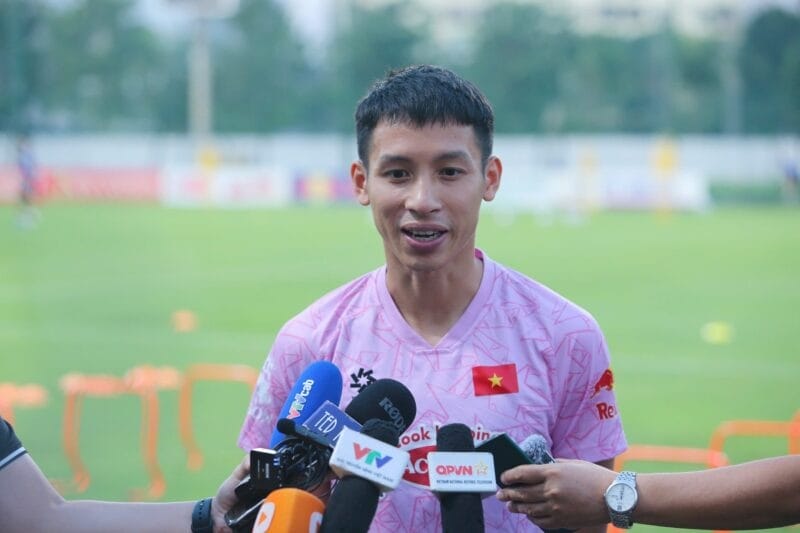 Hùng Dũng cho rằng Văn Quyết là tấm gương sáng