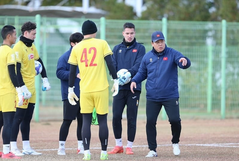 Huyền thoại bóng đá Hàn Quốc góp mặt trong buổi tập của ĐT Việt Nam