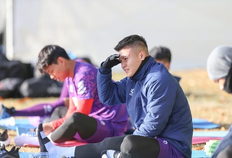 ĐT Việt Nam bước vào buổi tập đầu tiên tại Hàn Quốc (Ảnh: VFF).